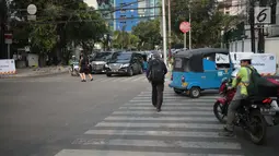 Pejalan kaki melintas di Jalan H. Agus Salim, Menteng, Jakarta, Kamis (4/10). Pada 8-22 Oktober 2018 mendatang Jalan KH Wahid Hasyim dan Jalan H Agus Salim akan diberlakukan uji coba Sistem Satu Arah (SSA). (Liputan6.com/Faizal Fanani)