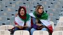 Wanita Iran mengenakan bendera negara mereka saat menyaksikan laga kualifikasi Piala Dunia 2022 antara Iran dengan Kamboja di Stadion Azadi, Teheran, Iran, Kamis (10/10/2019). Ini merupakan pertama kalinyqa wanita Iran boleh menonton bola dalam stadion sejak tahun 1981. (AP Photo/Vahid Salemi)