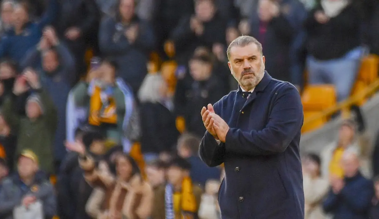 Pelatih Tottenham Hotspur, Ange Postecoglou, memberikan aplaus setelah laga melawan Wolverhampton Wanderers pada matchday ke-12 Liga Inggris 2023-2024 di Stadion Molineux, Sabtu (11/11/2023). Meskipun ada perasaan kecewa, manajer Tottenham Hotspur itu tetap optimis melihat masa depan dan potensi timnya untuk tampil lebih baik di pertandingan mendatang. (AFP/Darren Staples)
