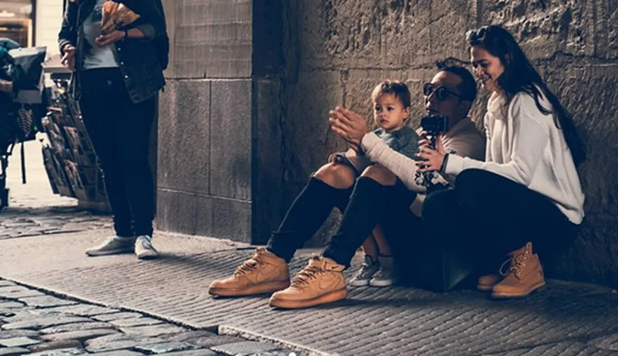 Menurut aktor kelahiran Bandung 35 tahun silam ini, liburan tersebut dalam rangka kado istimewa untuk istrinya yang ulang tahun. Swiss dipilih lantaran sang istri ingin ketemu dengan dua kakaknya yang tinggal negara tersebut. (Instagram/ringgoagus)