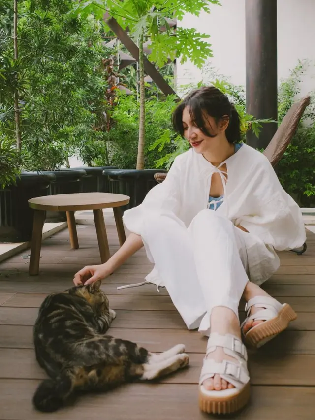 Mix and Match Outfit Serba Putih ala Selebriti (Instagram/@sheiladaisha)