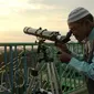 Petugas Observatorium Assalam, Solo, Jawa Tengah sedang menggunakan teleskop, Minggu (5/6/2016). (Liputan6.com/Reza Kuncoro)