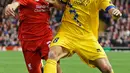 Gelandang Liverpool, Joe Allen (kiri) berusaha merebut bola yang dibawa gelandang Sion, Vero Salatic pada Liga Europa di Stadion Anfield, Jumat (2/10/2015). Liverpool bermain imbang dengan Sion dengan skor 1-1. (Reuters/Phil Noble)