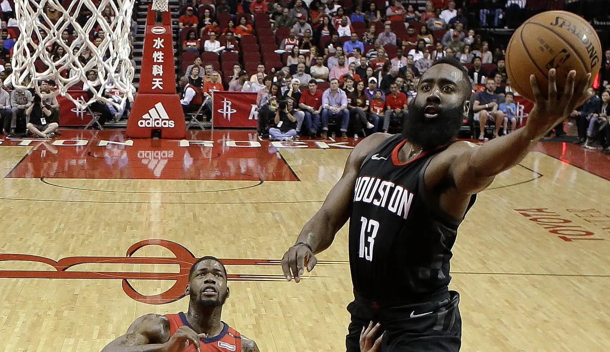 Pebasket Houston Rockets, James Harden, berusaha memasukan bola saat pertandingan melawan New Orleans Pelicans pada laga NBA di Toyota Center, Minggu (25/3/2018). Rockets menang 114-91 atas Pelicans. (AP/Eric Christian Smith)