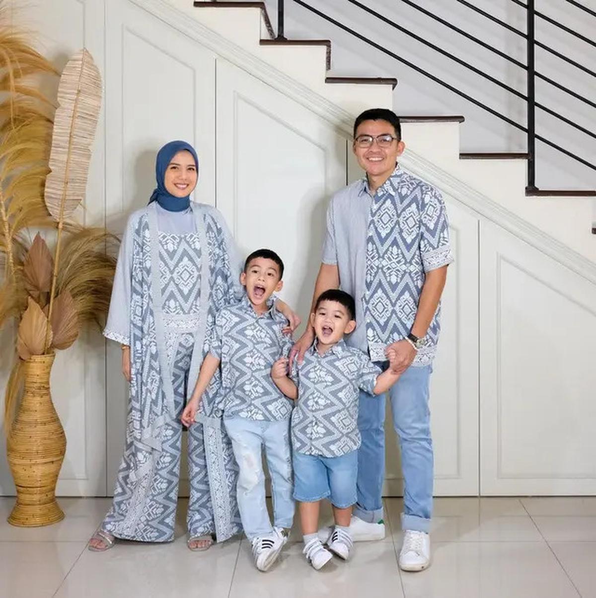 6 Inspirasi Model Baju Sarimbit Couple Keluarga, Tampil Serasi dan Elegan di Hari Raya Idul Adha 2025