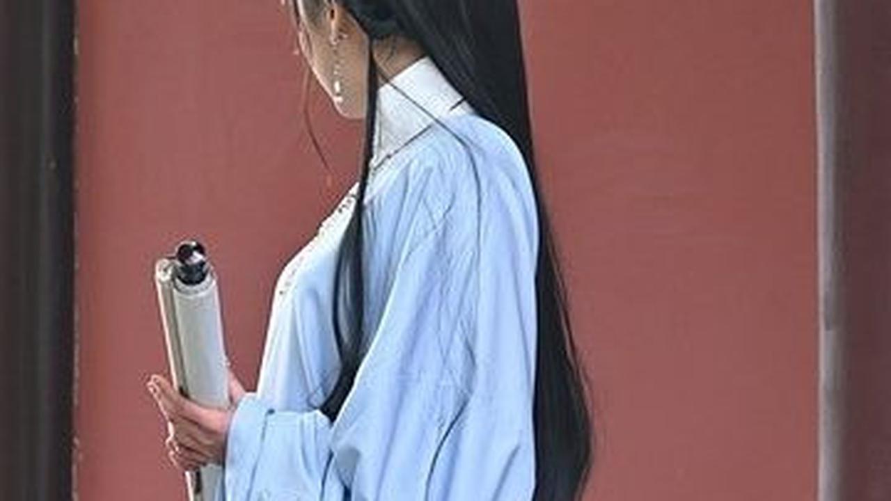Versi yang berkembang di Masyarakat Uighur sedikit berbeda. Sang Putri tak mati bunuh diri, tapi tewas karena diracun oleh Ibu Suri dan selir-selir Kaisar yang iri padanya.&nbsp;