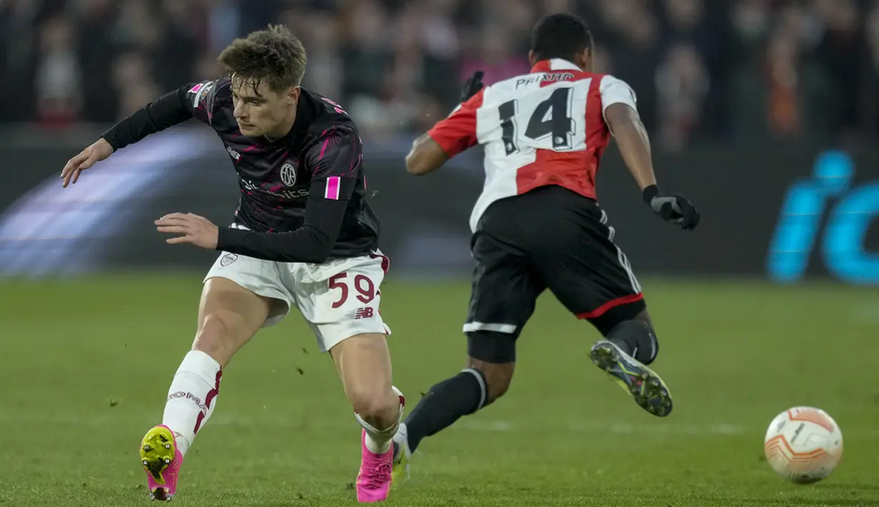 <p>Feyenoord mencoba menguasai permainan dengan menekan AS Roma sejak babak pertama dimulai. Sementara AS Roma tampil disiplin untuk mencegah ancaman ke gawang. Mereka mendapatkan tendangan bebas di depan kotak penalti Feyenoord pada menit ke-20, namun eksekusi Paulo Dybala masih melambung. (AP Photo/Peter Dejong)</p>