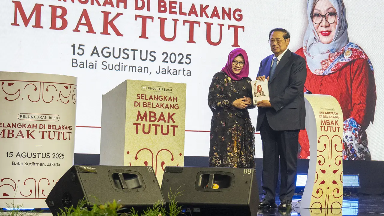 Presiden ke-6 RI Susilo Bambang Yudhoyono menghadiri peluncuran buku autobiografi berjudul Selangkah di Belakang Mbak Tutut.