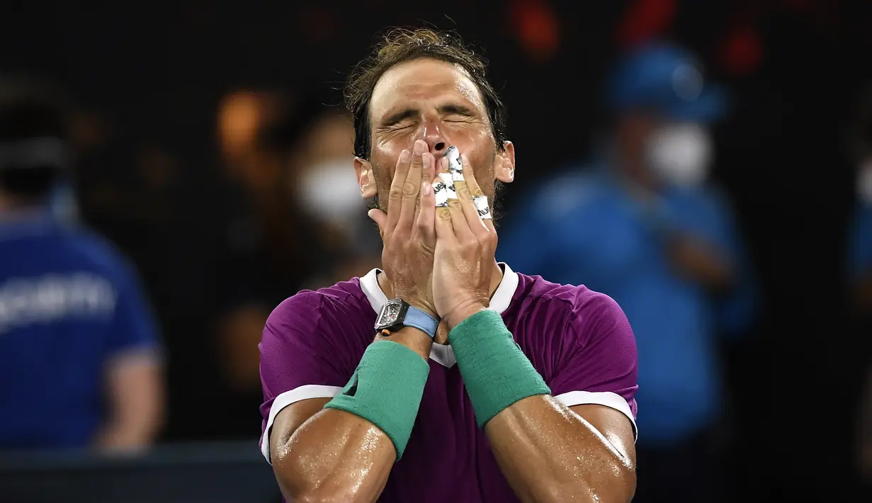 Rafael Nadal dari Spanyol berselebrasi usai mengalahkan Matteo Berrettini dari Italia pada semifinal tenis Australia Terbuka di Melbourne, Australia, Jumat (28/1/2022). Nadal tinggal selangkah lagi menorehkan rekor menjadi petenis dengan gelar Grand Slam terbanyak. (AP Photo/Tertius Pickard)