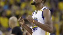 Forward Golden State Warriors, Kevin Durant, rayakan kemenangan atas Cleveland Warriors pada final NBA 2017. Warriors menang 4-1 setelah memenangkan gim 5 dengan skor 129-120, Selasa (13/6/2017) siang WIB. (AP Photo/Marcio Jose Sanchez)