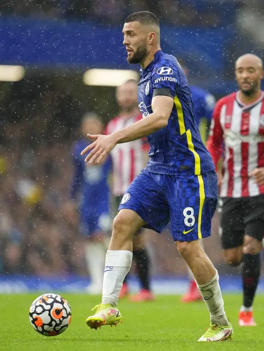 Gelandang Chelsea, Mateo Kovacic mengontrol bola saat bertanding melawan Southampton pada pertandingan lanjutan Liga Inggris di Stadion Stamford Bridge di London, Sabtu (2/10/2021). Chelsea menang atas Southampton dengan skor 3-1. (AP Photo/Kirsty Wigglesworth)
