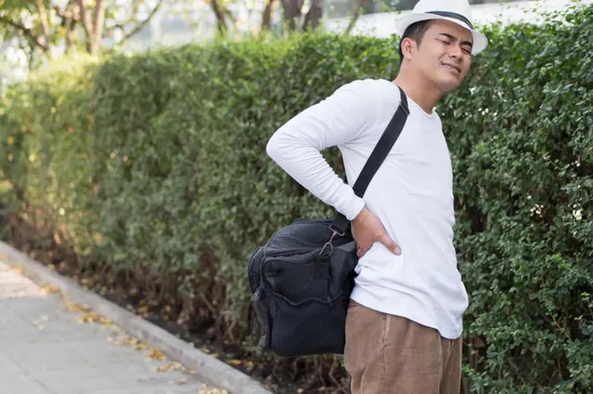 Bawa Tas Berat Tiap Hari Memang Gaya, Tapi Tulang Punggung Bisa Bermasalah, Kok Bisa?