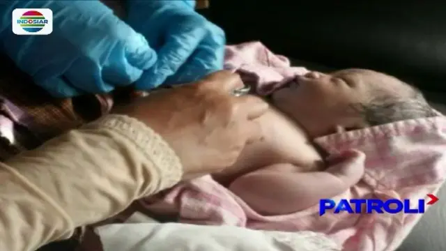 Sesosok bayi mungil berjenis kelamin laki-laki ditemukan oleh seorang pemulung di Depok. Saat ditemukan, bayi berada dalam sebuah kardus.