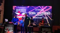 Pengunjung kafe de Celine Restaurant Kotabaru Yogyakarta terkejut. Ahmad Dhani dan Andra Ramadhan, pentolan grup band Dewa 19 tiba-tiba muncul, Minggu (27/11/2022) malam.