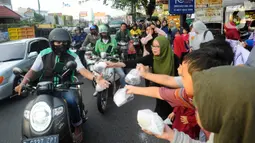Pembagian takjil gratis dilakukan kepada pengendara jalan umum di kawasan tersebut. (merdeka.com/Arie Basuki)