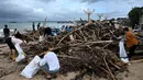 Peningkatan volume sampah yang sangat signifikan dalam beberapa waktu lalu di pantai Kedonganan disebut-sebut sebagai yang terparah dalam 30 tahun terakhir. (SONNY TUMBELAKA/AFP)