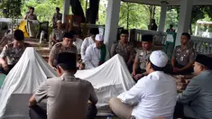 Wakapolri Komjen Pol. Syafruddin dan rombongan melakukan ziarah di komplek pemakaman Gajah Ngambung, Cirebon, Jabar, Jumat (25/11). Wakapolri meminta kepada para kiayi untuk menjaga keutuhan NKRI dan tidak terpancing isu SARA (Foto : Polri)