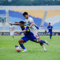 Winger Arema FC, Salim Tuharea mendapatkan tekanan dari striker Persita Tangerang, Hokky Caraka dalam laga tunda pekan ke-8 BRI Super League 2025/2026 di Stadion Kanjuruhan, Malang, Selasa (30/12/2025). (Bola.com/Iwan Setiawan)