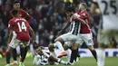 Striker Manchester United, Wayne Rooney, bersitegang dengan gelandang West Bromwich Albion, Claudio Yacob. Hasil Imbang ini bisa membuat Manchester United turun peringkat andai Arsenal menang atas Manchester City. (AFP PHOTO / Oli Scarff)