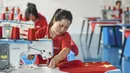 Pekerja membuat bendera nasional di sebuah pabrik menjelang Hari Nasional di Wuyi, Provinsi Zhejiang, China, 28 September 2021. Hari Nasional adalah sebuah hari libur nasional di China untuk merayakan hari kebangsaan mereka dan diperingati pada tanggal 1 Oktober setiap tahun. (STR/AFP)