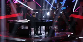 Konser intim Yovie Widianto baru saja digelar pada Rabu (3/5) malam di studio Emtek City, Jakarta Barat. Dalam konsernya kali ini, pentolan grup Kahitna itu mengaku sangat senang. (Nurwahyunan/Bintang.com)