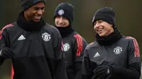 Pemain Manchester United, Marcus Rashford dan Jesse Lingard tertawa saat latihan jelang laga Liga Champions di Manchester, Senin (12/3/2018). Manchester United akan berhadapan dengan Sevilla. (AFP/Oli Scarff)