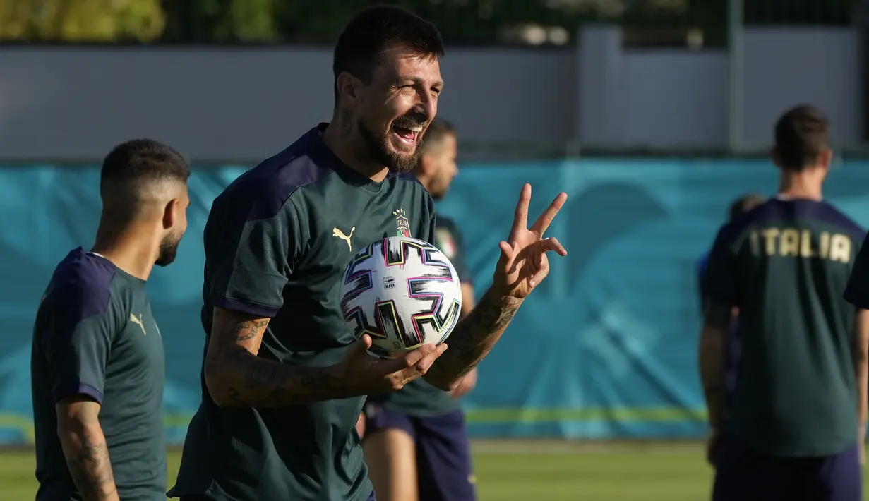 Bek timnas Italia, Francesco Acerbi tersenyum selama sesi latihan di pusat pelatihan Acqua Acetosa Roma, Selasa (15/6/2021). Timnas Italia akan meladeni Swiss di Stadio Olimpico, Roma di laga kedua Grup A Euro 2020 pada Kamis, 17 Juni 2021 dini hari WIB. (AP Photo/Alessandra Tarantino)