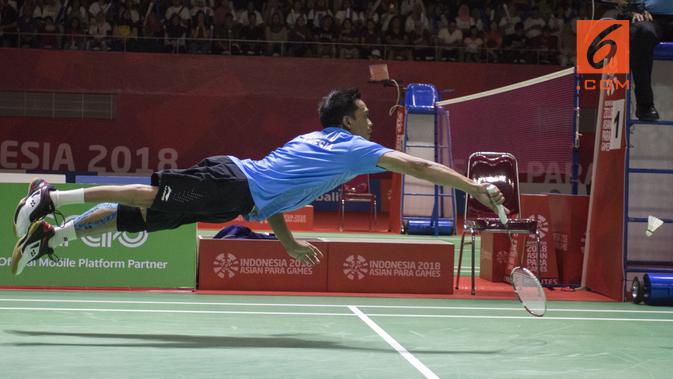 Ukun Rukendi pebulutangkis Indonesia meraih medali perak setelah gagal mengalahkan Bhagat Pramod asal India di nomor tunggal putra SL3 pada Asian Para Games 2018 di Istora Senayan, Sabtu (13/10/2018). (Bola.com/Peksi Cahyo)