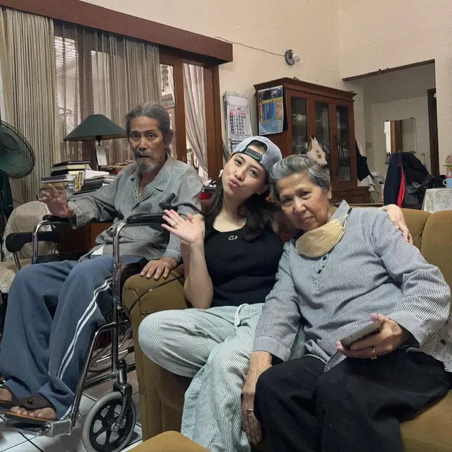 Acil Bimbo dan Adhisty Zara sang cucu (Foto: Instagram @zaraadhsty)