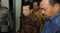 Ketua DPR Setya Novanto berjalan keluar dari Gedung KPK, Jakarta usai menjalani pemeriksaan, Selasa (10/1). Setnov mengaku hanya diperiksa terkait dengan jabatannya sebagai Ketua Fraksi Golkar saat proyek itu bergulir. (Liputan6.com/Helmi Afandi)