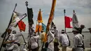 Setelah melaksanakan pembacaan doa-doa, umat Hindu akan menuju laut untuk melaksanakan ritual upacara Melasti sembari membaca doa-doa. (JUNI KRISWANTO/AFP)