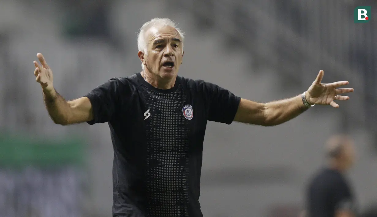 Pelatih Arema FC, Mario Gomez, saat melawan Tira Persikabo pada laga Shopee Liga 1 di Stadion Pakansari, Bogor, Senin, (2/3/2020). Tira Persikabo takluk 0-2 dari Arema FC. (Bola.com/M Iqbal Ichsan)