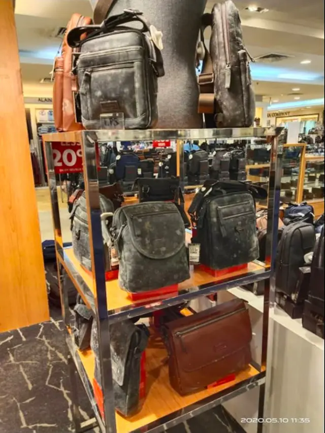 Tutup 2 Bulan Akibat Lockdown, Tas dan Sepatu di Mal Dipenuhi Jamur