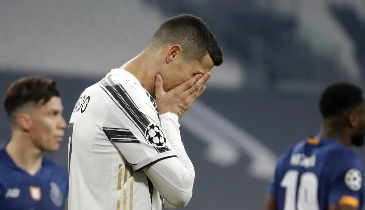 Reaksi pemain Juventus Cristiano Ronaldo saat menghadapi Porto pada pertandingan leg kedua babak 16 besar Liga Champions di Turin, Italia, Selasa (9 /3/2021). Juventus menang 3-2, namun harus tersingkir dari Liga Champions. (AP Photo/Luca Bruno)