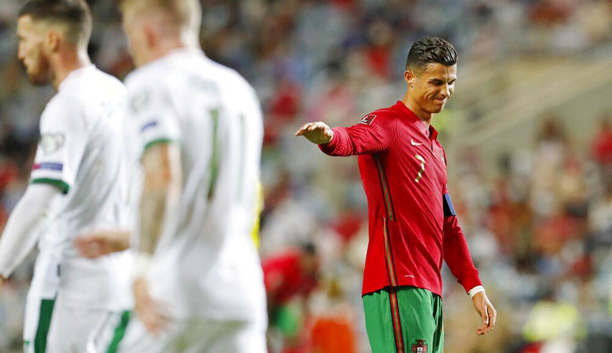 Selain itu, Portugal mendapat kesempatan emas mencetak gol lewat tendangan penalti pada  menit ke 15. Namun sayang, Cristiano Ronaldo yang menjadi eksekutor gagal menuntaskan tugasnya setelah tendangannya ditepis kiper Irlandia, Gavin Bazunu. (Foto: AP/Armando Franca)