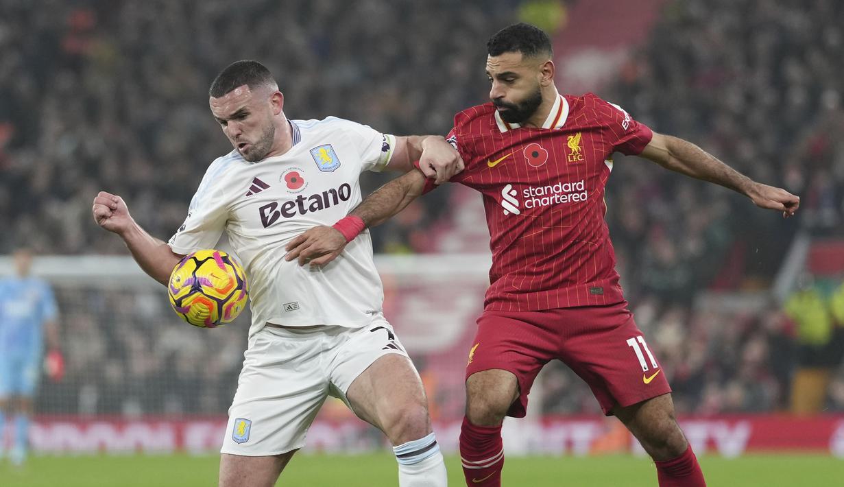 Pemain Liverpool, Mohamed Salah (kanan) berebut bola dengan pemain Aston Villa, John McGinn pada laga lanjutan Liga Inggris 2024/2025 yang berlangsung di Anfield, Liverpool, Inggris, Minggu (10/11/2024) WIB. (AP Photo/Jon Super)