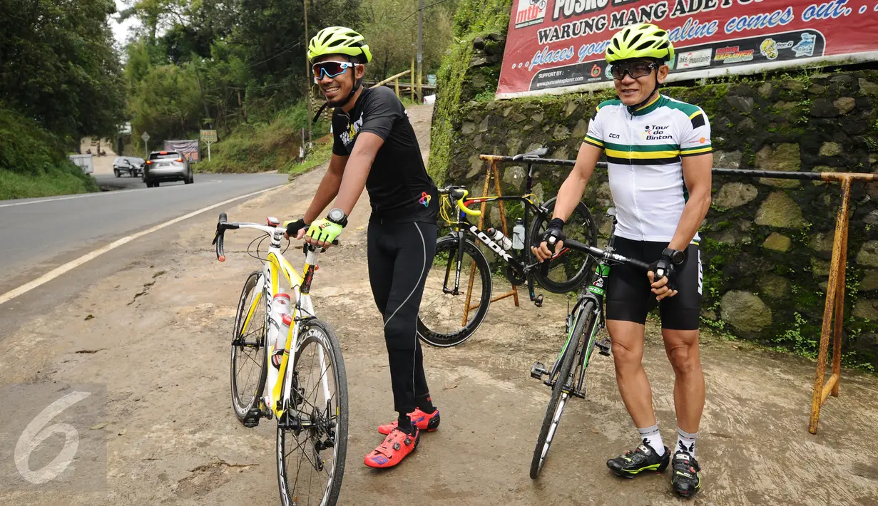 Pebalap sepeda, M Fadli (kiri) beristirahat saat berlatih di kawasan Puncak Cianjur, Bogor, Kamis (23/2). Rencananya, M Fadli akan turun di kelas C4 atau kategori cacat kaki di bawah lutut. (Liputan6.com/Helmi Fithriansyah)