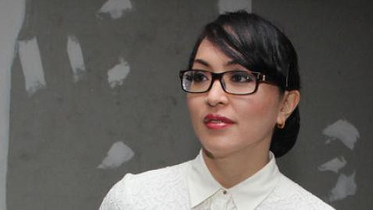 Angelina Sondakh diberi buku agama oleh Brotoseno