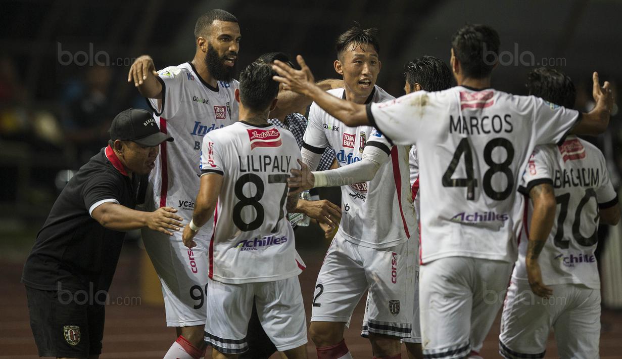 Para pemain Bali United merayakan gol yang dicetak Sylvano Comvalius ke gawang Bhayangkara FC pada laga Liga 1 Indonesia di Stadion Patriot, Bekasi, Jumat (29/9/2017). Bhayangkara menang 3-2 atas Bali. (Bola.com/Vitalis Yogi Trisna)
