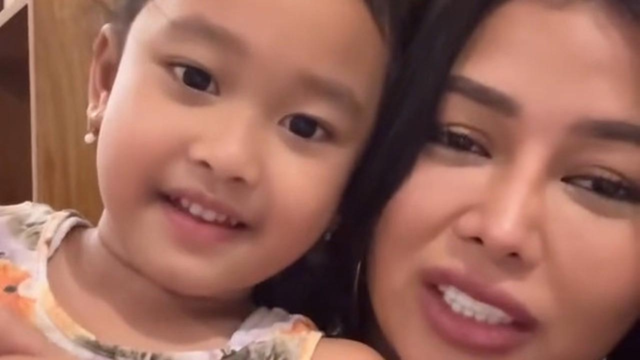 Momen Penuh Haru Mutia Ayu dan Anaknya Gewa Kenang Glenn Fredly, Akui Rindu hingga Tulis Banyak Surat untuk Sang Ayah