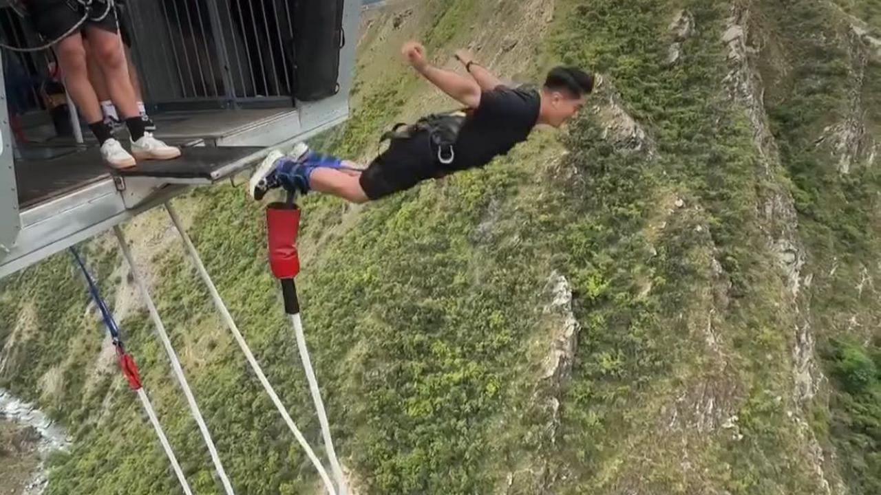 Boy William Tantang Adrenalin dengan Bungee Jumping Ekstrem Tertinggi di New Zealand
