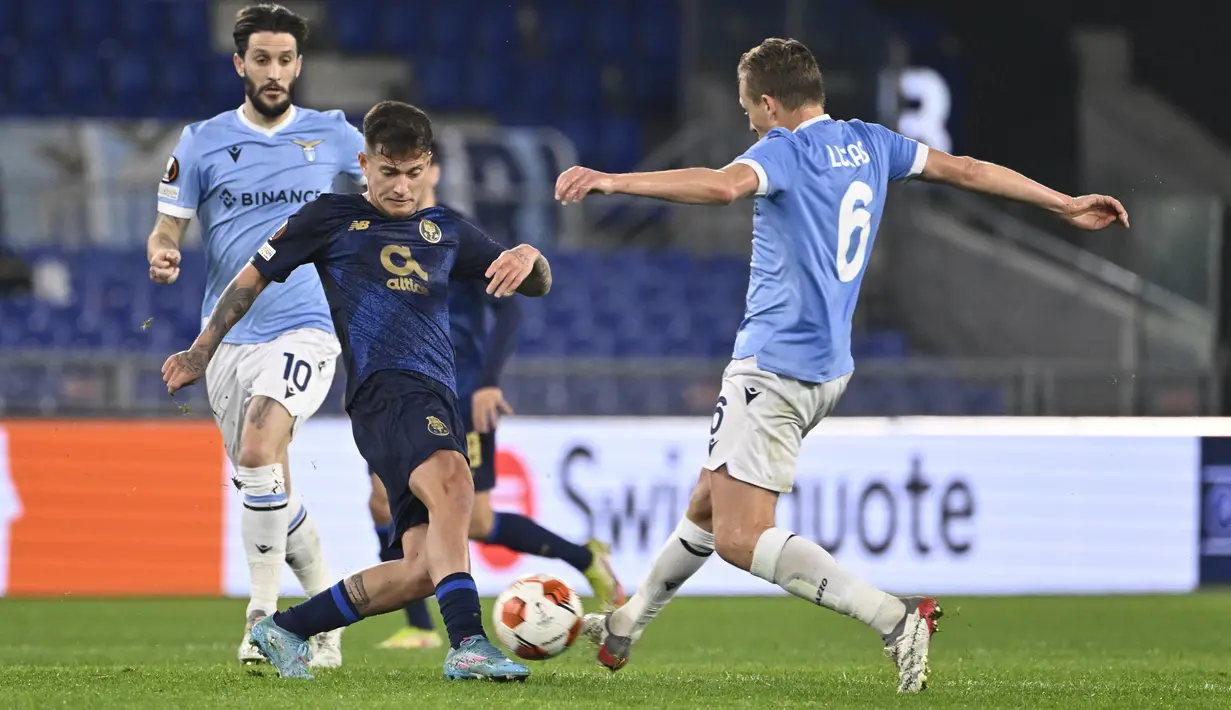Gelandang Lazio Luca Leiva berebut bola dengan gelandang Porto Otavio pada leg kedua play-off babak 16 besar Liga Europa di Stadio Olimpico, Jumat (25/2/2022) dini hari WIB. Porto berhasil melaju ke babak 16 besar usai menahan imbang Lazio 2-2 dengan agregat 4-3 (Fabrizio Corradetti/LaPresse via AP