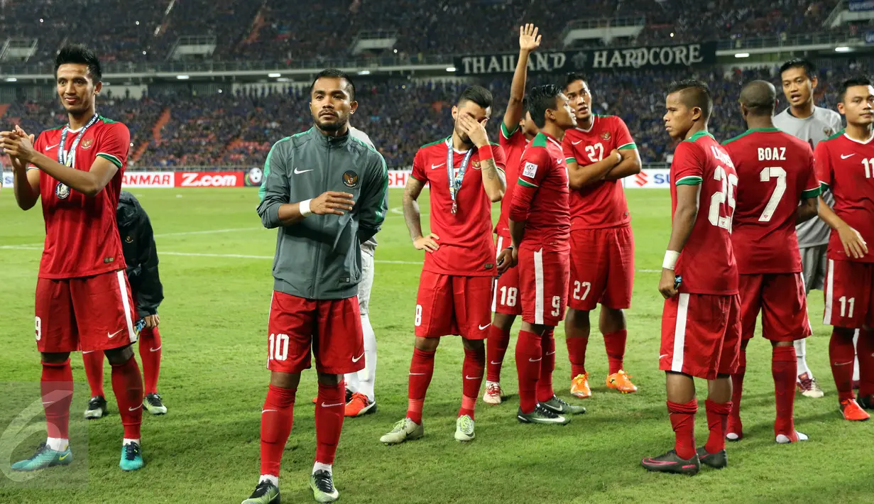 Pemain Timnas Indonesia menyapa suporter usai dikalahkan Thailand di final kedua Piala AFF 2016 di National Stadium Rajamangala, Bangkok, Sabtu (17/12). Indonesia kalah 2-0 dan harus puas menjadi runner up. (Liputan6.com/Helmi Fithriansyah)