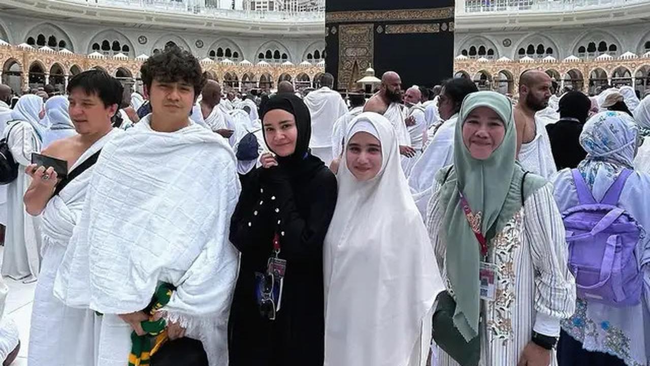 7 Potret Tissa Biani Umroh Bareng Pemain Film 'Assalamualaikum Baitullah'