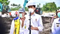 Presiden Joko Widodo (Jokowi) meninjau lokasi jebolnya Tanggul Citarum di Kampung Sumber Urip, Kecamatan Pebayuran, Kabupaten Bekasi, Jawa Barat, Rabu 24 Februari 2021.  (Dok PUPR)