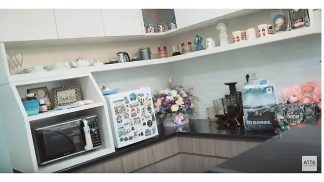 Dapur di rumah Natasha bernuansa klasik dan dilengkapi dengan mini bar.