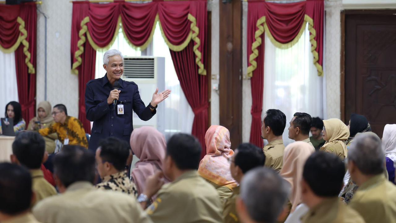 Gubernur Jawa Tengah (Jateng) Ganjar Pranowo mengumpulkan Aparat Pengawasan Intern Pemerintah (APIP) se-Jateng di Auditorium Sasana Widya Praja, BPSDM Provinsi Jateng, Kota Semarang, Senin (19/6/2023).