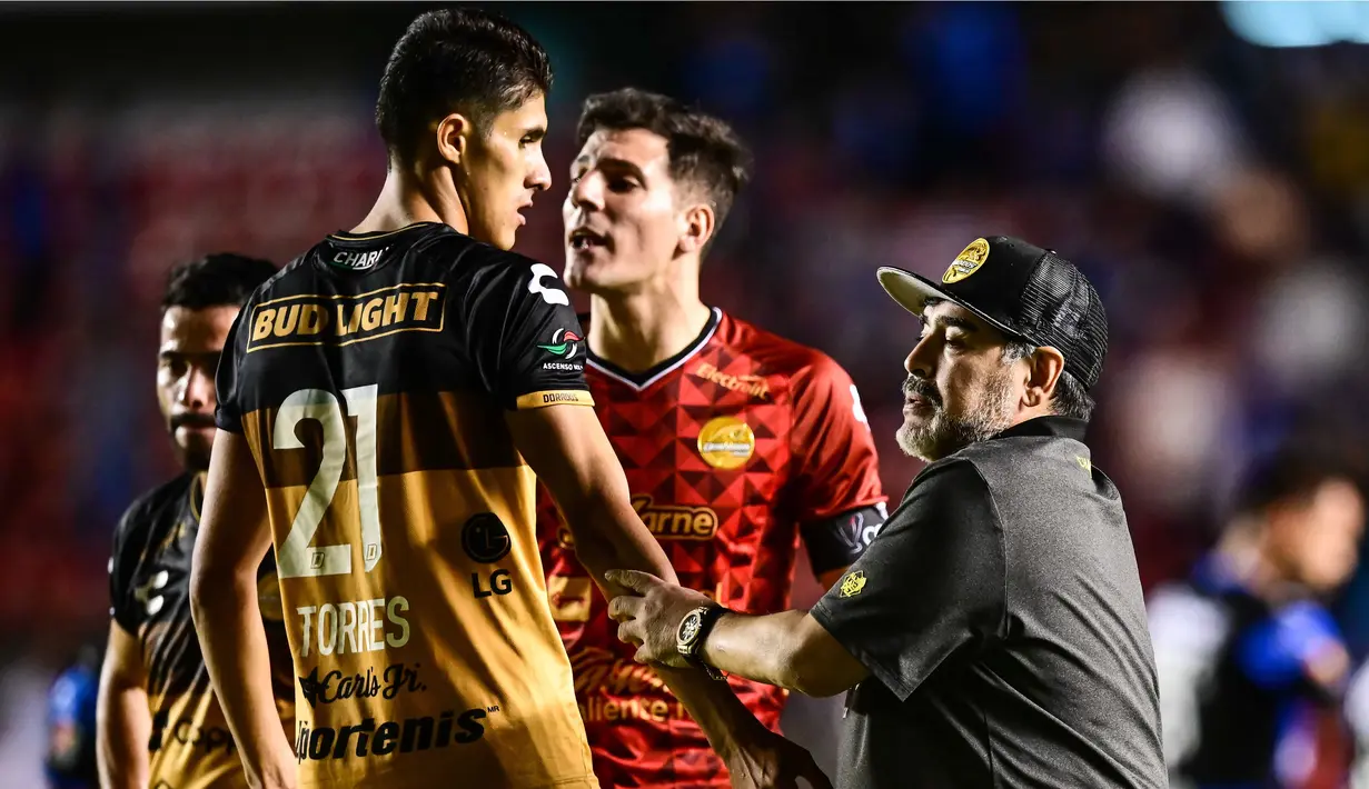 Maradona berusaha melerai pemain asuhannya yang terlibat adu mulut dengan pemain klub Gallos de Queretaro. ( AFP / Ronaldo Schemidt )