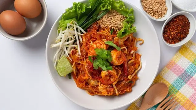 Shrimp Pad Thai (Freepik/jcomp)