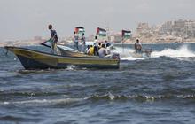 Aksi warga Palestina demo di tengah lautan protes blokade Israel